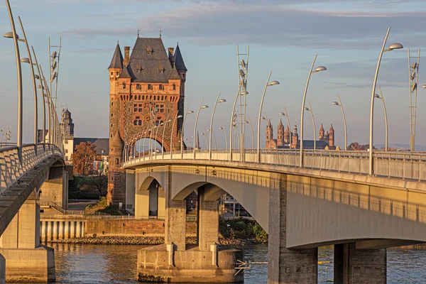 Blick Auf Nibelungenturm Und Nibelungenbrücke Worms Bei Sonnenaufgang Ohne Verkehr — Stockfoto