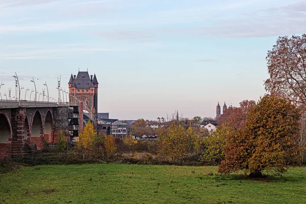 Uitzicht Nibelungen Toren Nibelungen Brug Worms Bij Zonsopgang Zonder Verkeer — Stockfoto