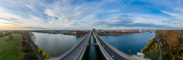Вид с воздуха на Нибелунгенский мост в червях с видом на городские ворота — стоковое фото