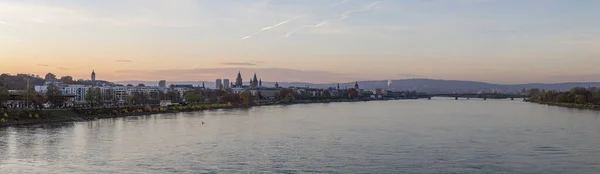 Panoramabild über den Rhein und die historische Stadt Mainz — Stockfoto