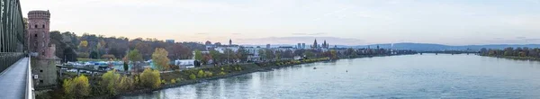 Panoramiczny widok na rzekę Rhine i historyczne niemieckie miasto Moguncja — Zdjęcie stockowe