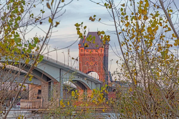 Blick auf Nibelungenturm und Nibelungenbrücke in Worms ohne Verkehr und Menschen — Stockfoto