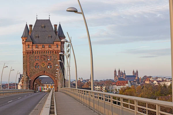 Pemandangan Menara Nibelungen dan Jembatan Nibelungen di Worms tanpa lalu lintas dan masyarakat — Stok Foto