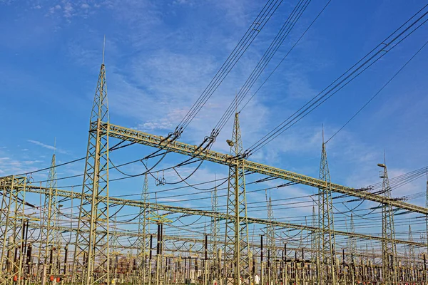 Imagen de una estación transformadora con muchos aislantes y cables durante el día —  Fotos de Stock