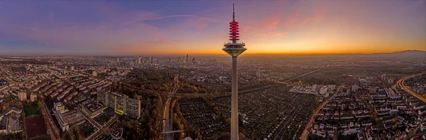 Panoramadrönare Bild Frankfurt Skyline Med Torn Kvällen Färgstark Och Imponerande — Stockfoto