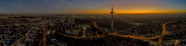 Imagem Panorâmica Drone Horizonte Frankfurt Com Torre Televisão Noite Durante — Fotografia de Stock