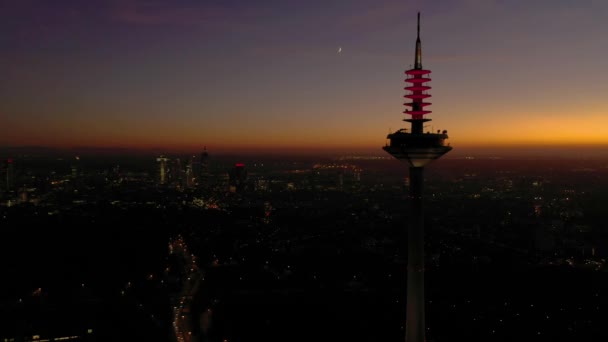 Frankfurt Televizyon Kulesinin Renkli Bir Günbatımında Arka Planda Frankfurt Silueti — Stok video