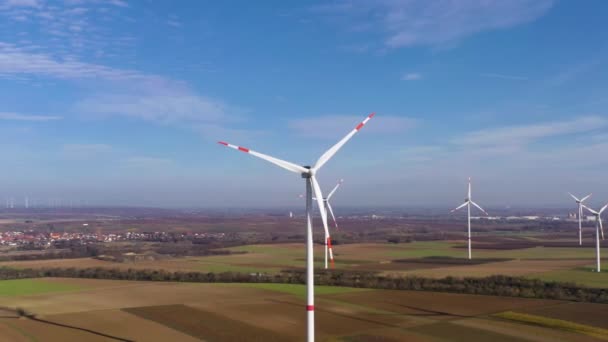 Drone Video Vuelo Través Parque Eólico Con Varias Turbinas Eólicas — Vídeos de Stock