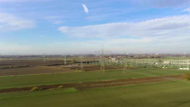 Drone Video Van Een Vlucht Langs Een Hoogspanningslijn Naar Een — Stockvideo