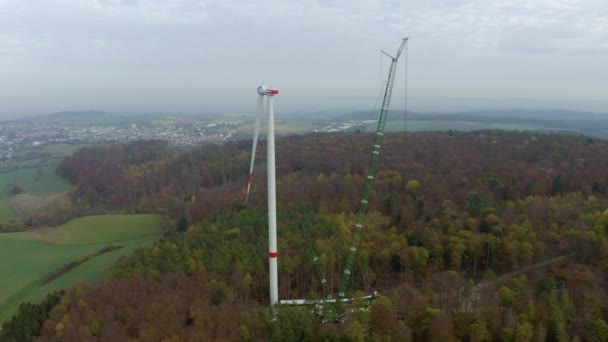 Drone Video Placu Budowy Turbiny Wiatrowej Dźwigiem Ciężkim Lesie Niemczech — Wideo stockowe