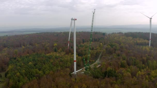 Drone Video Placu Budowy Turbiny Wiatrowej Dźwigiem Ciężkim Lesie Niemczech — Wideo stockowe