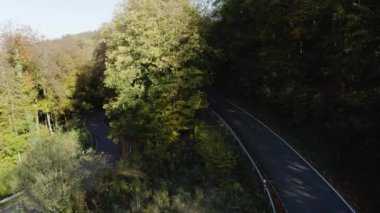 Sonbaharda güz mevsiminde güneyin güneyindeki Darmstadt kenti yakınlarındaki eski şato üzerinde uçuş.
