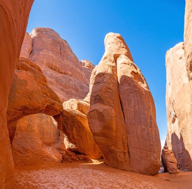 Utah 'taki Arches Ulusal Parkı' nın doğal ve jeolojik harikalarının panoramik resmi