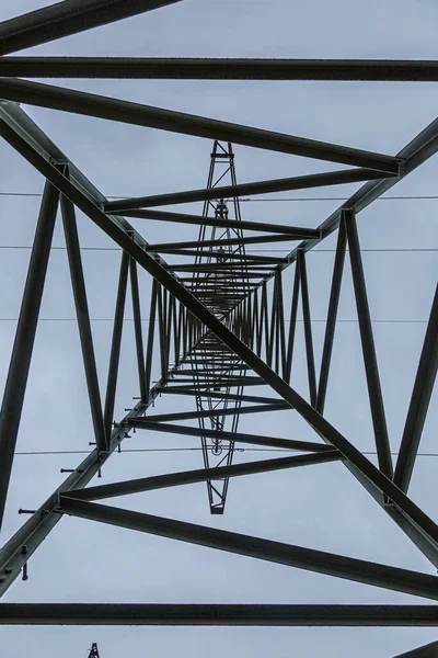 Imagen mirando hacia arriba dentro de un poste de potencia con estructura del marco de acero —  Fotos de Stock