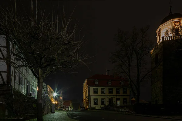 Scena nocna starego niemieckiego miasta z domami studenckimi i brukowaną ulicą w mokrą pogodę — Zdjęcie stockowe