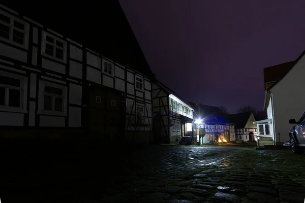 Nachtleven van een oude Duitse stad met studentenhuizen en geplaveide straat bij nat weer — Stockfoto