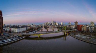 Frankfurt 'un hava panoramik görüntüsü gün doğumunda renkli gökyüzü ile ana nehir ile birlikte ufuk çizgisi