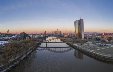 Gün doğarken Frankfurt silueti ile Deutschherrn Köprüsü 'nün hava panoramik resmi