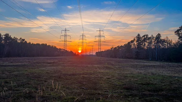 Postes Poder Fotografiados Retroiluminados Atardecer Zona Rural Con Cielos Despejados —  Fotos de Stock