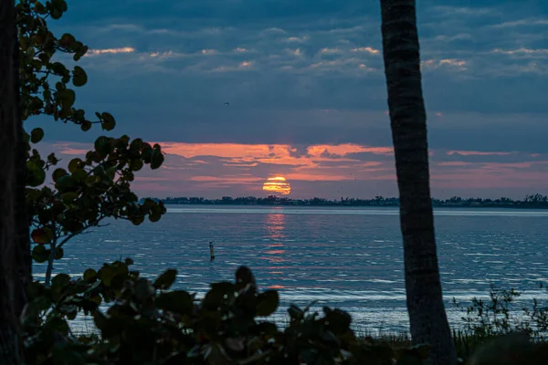 Solnedgång Över Havet Med Öde Strand Och Klar Himmel Florida — Stockfoto