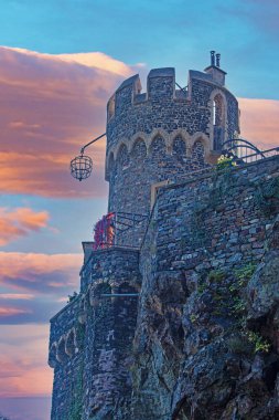 Almanya 'nın Ren Vadisi' nde günbatımında eski bir şatonun güçlendirilmiş kulesinin detaylı görüntüsü.