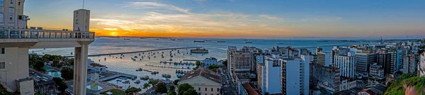석양이 브라질 의도시 살바도르 항구의 파노라마같은 — 스톡 사진