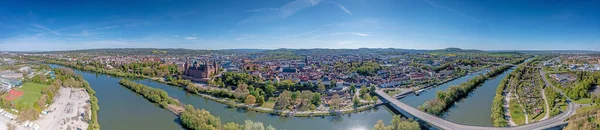 Gündüz vakti Alman şehri Aschaffenburg 'un ana nehir üzerindeki panoramik hava manzarası