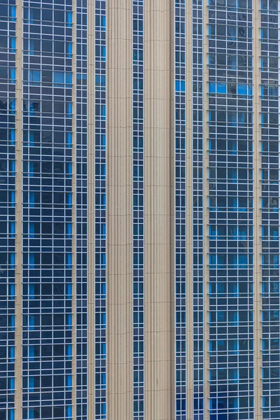 Kép Geometrikus Szinmetrikus Toronyház Homlokzat Üveg Ablakokkal Nappal Sanghajban — Stock Fotó