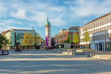 Gündüz vakti Friedensplatz üzerinden Hessian üniversite kasabası Darmstadt 'ın şehir merkezindeki beyaz kuleye panoramik manzara
