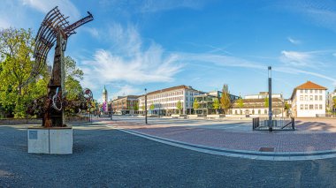 Gündüz vakti Friedensplatz üzerinden Hessian üniversite kasabası Darmstadt 'ın şehir merkezindeki beyaz kuleye panoramik manzara