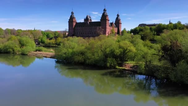 昼はメイン川の中世ドイツの都市アシャッフェンブルク城へのドローン飛行 — ストック動画