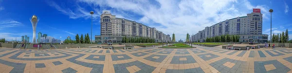 Imagem panorâmica do centro da cidade do Cazaquistão Astana com seus edifícios modernos durante o dia — Fotografia de Stock