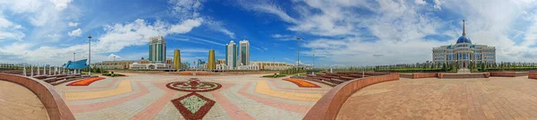Панорамная картина центра города Астаны с его современными зданиями в течение дня — стоковое фото