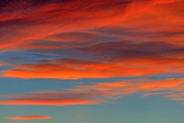 저녁 하늘에 빛나는 주황색 구름의 이미지 — 스톡 사진