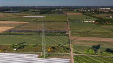 Akşam güneşinde uzun gölgeli elektrik direği videosu.