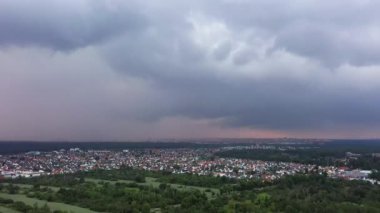 Frankfurt yakınlarındaki Ren-Main bölgesinde yaklaşan yağmur fırtınasının insansız hava aracı hızlandırılmış videosu.