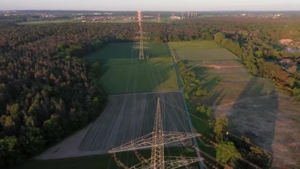Drone Video Van Een Vlucht Langs Een Hoogspanningsleiding Ondergaande Zon — Stockvideo