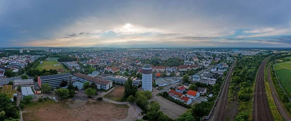 Dron panorama německého okresního města Gross-Gerau v jižním Hesensku ve večerních hodinách proti oblačné obloze — Stock fotografie