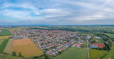 Akşam Hesse 'in güneyindeki Trebur köyünde insansız hava aracı panoraması
