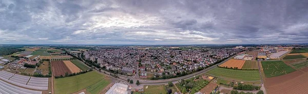 Panorama de drones sobre el municipio alemán Weiterstadt en el sur de Hesse durante la puesta del sol — Foto de Stock