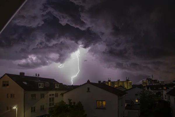 Imagen Rayo Sobre Edificios Con Amenazantes Formaciones Nubes Durante Noche —  Fotos de Stock