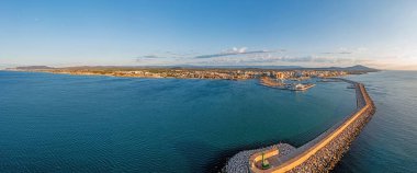 İspanya 'nın Vinaros kasabasının insansız hava aracı panoraması yazın gündoğumunda limanın girişinde büyük bir dalgakıran ile