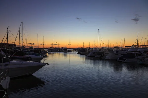日落后游艇在船坞中的图像和有水面反射的晴朗天空 — 图库照片