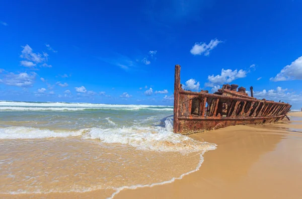 昼間のオーストラリア フレイザー島の75マイルビーチでの錆びた難破船の写真 — ストック写真