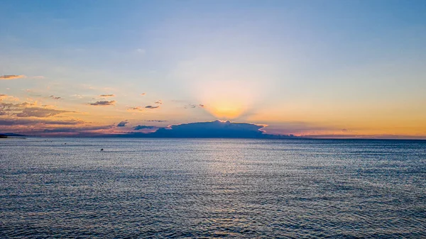 Imagem Nascer Sol Sobre Mar Escondido Por Nuvens Com Cores — Fotografia de Stock