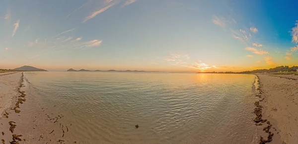 Günbatımında Queensland Eyaletindeki Avustralya Altın Sahili Nde Bir Paradisiacal Plajı — Stok fotoğraf