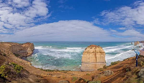 Vue panoramique sur les falaises escarpées le long de la Great Ocean Road dans l'État australien du sud de Victoria près de Melbourne — Photo