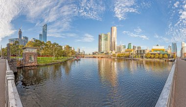Melbourne 'un panoramik manzarası Yarra nehri üzerindeki bir köprüden alındı.