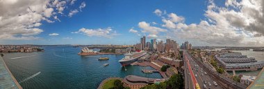 Sydney limanının gökyüzü panoramik görüntüsü Harbor Köprüsü 'nden ufuk çizgisi, opera binası ve seyir terminali ile