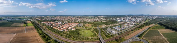 Panorama Drone miasta Darmstadt w południowej Hesji z przedmieściami Arheiligen podjęte wieczorem — Zdjęcie stockowe